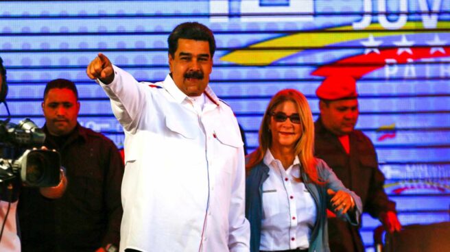 Maduro y Cilia Flores en Caracas Nicolás Maduro y su esposa Cilia Flores ante sus seguidores en Caracas.