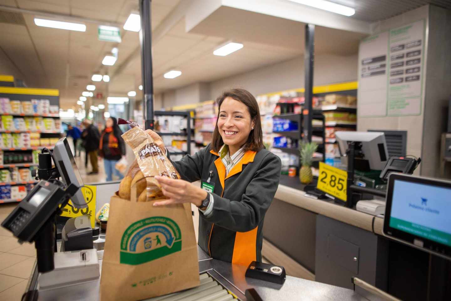 Mercadona retirará las bolsas de plástico de sus 1.600 supermercados antes de mayo