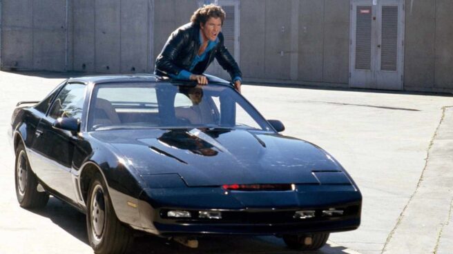 Michael Knight (David Hasselhoff) sobre el mítico 'coche fantástico'