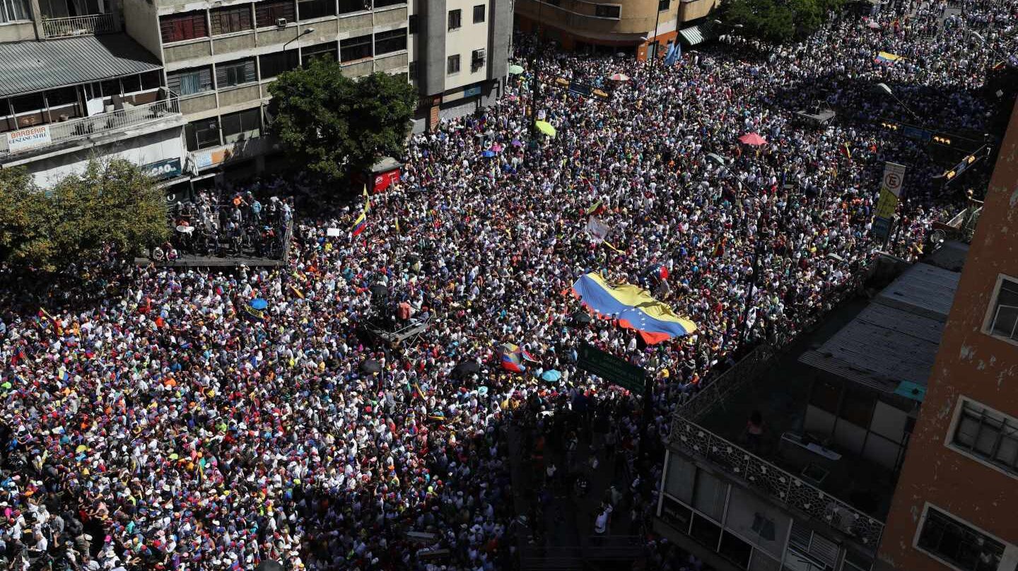 Decenas de miles de venezolanos aclaman a Juan Guaidó en la Gran Marcha en Caracas.