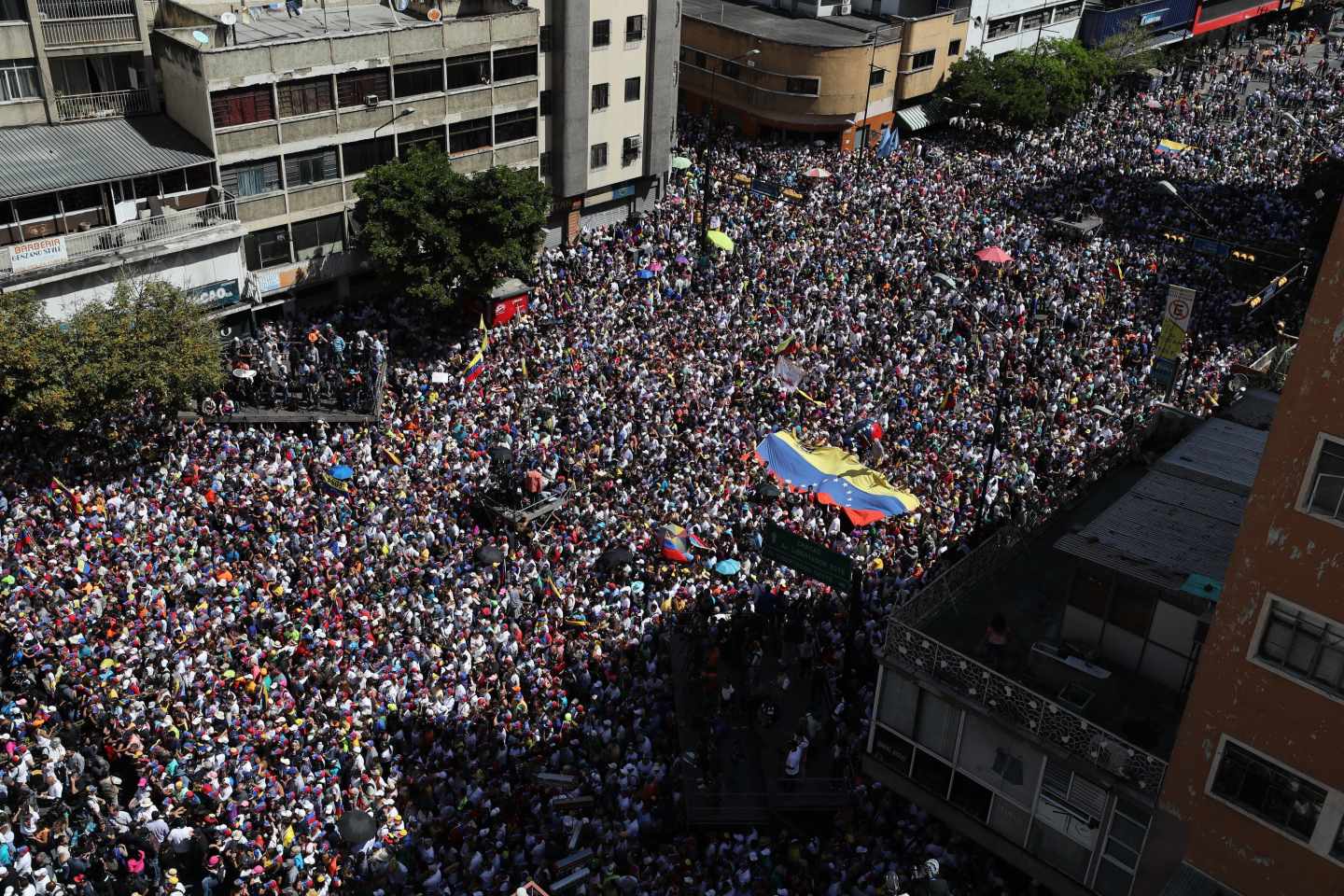 Decenas de miles de venezolanos aclaman a Juan Guaidó en la Gran Marcha en Caracas.