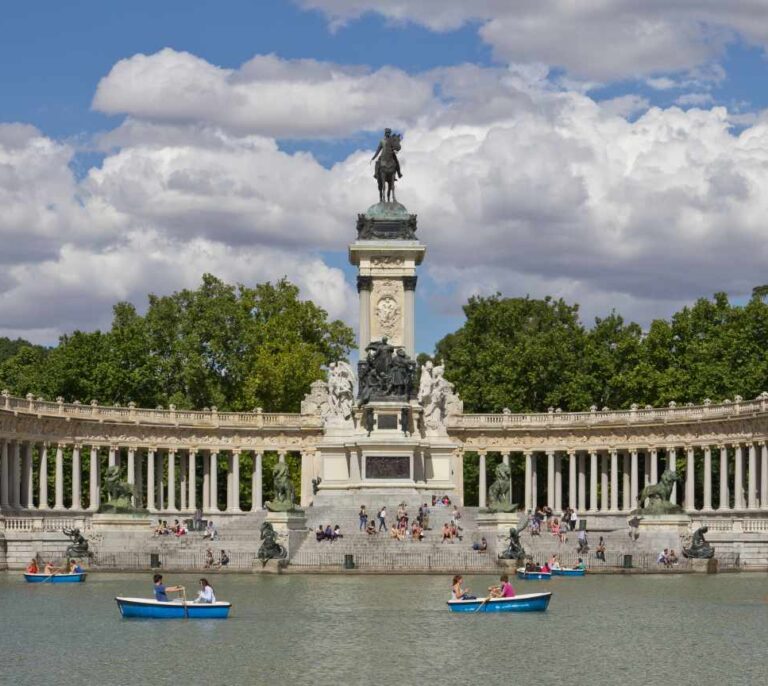 El viento obliga a cerrar las áreas infantiles y deportivas de El Retiro y de otros siete parques de Madrid