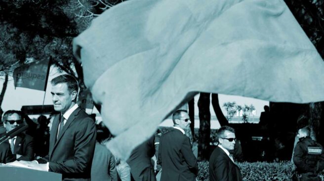 El presidente del Gobierno, Pedro Sánchez, durante su visita este domingo a la tumba de Antonio Machado en el cementerio de Colliure, en el marco del viaje oficial del presidente del Ejecutivo al país vecino para participar en diversos actos de homenaje al exilio español.