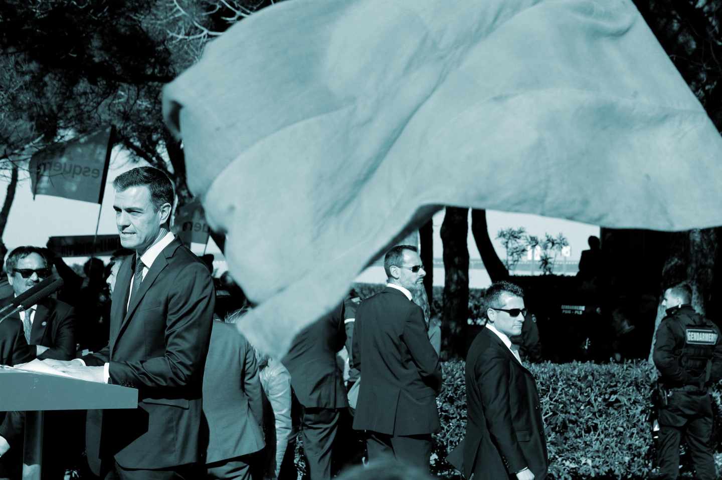 El presidente del Gobierno, Pedro Sánchez, durante su visita este domingo a la tumba de Antonio Machado en el cementerio de Colliure, en el marco del viaje oficial del presidente del Ejecutivo al país vecino para participar en diversos actos de homenaje al exilio español.