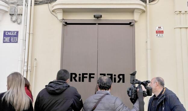 Periodistas a las puertas del restaurante Riff en Valencia