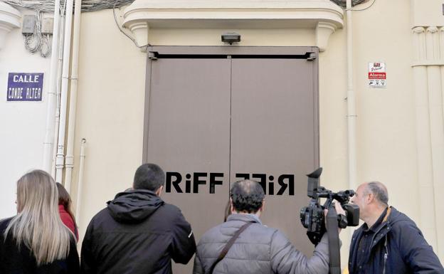 Periodistas a las puertas del restaurante Riff en Valencia