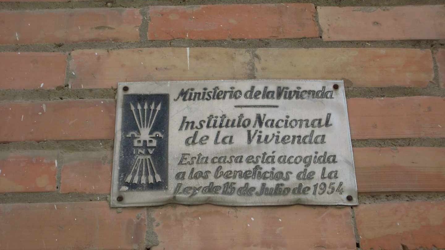 Placa del Ministerio de la Vivienda franquista.
