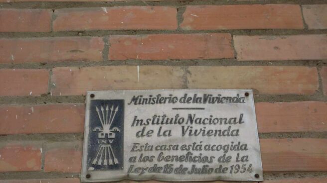 Placa del Ministerio de la Vivienda franquista.