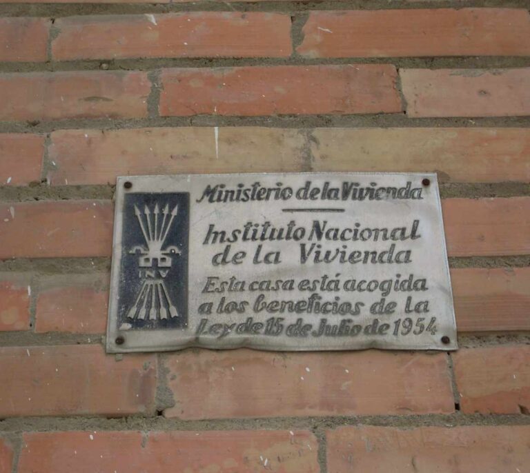 Justicia exige a 656 ayuntamientos que retiren los vestigios franquistas de sus calles