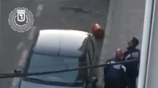 Dos hombres lanzan bombonas de butano a varios policías desde una azotea de Madrid