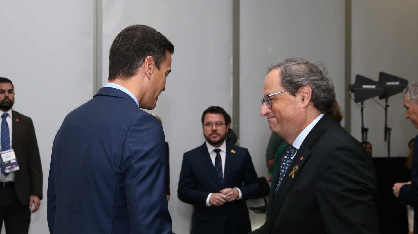 Pedro Sánchez y Quim Torra se saludan en el Mobile.