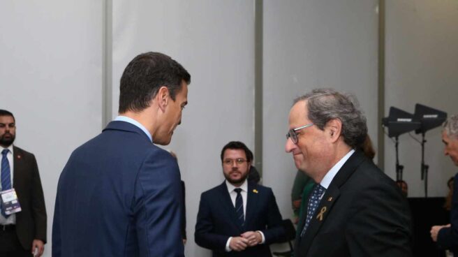 Pedro Sánchez y Quim Torra se saludan en el Mobile.