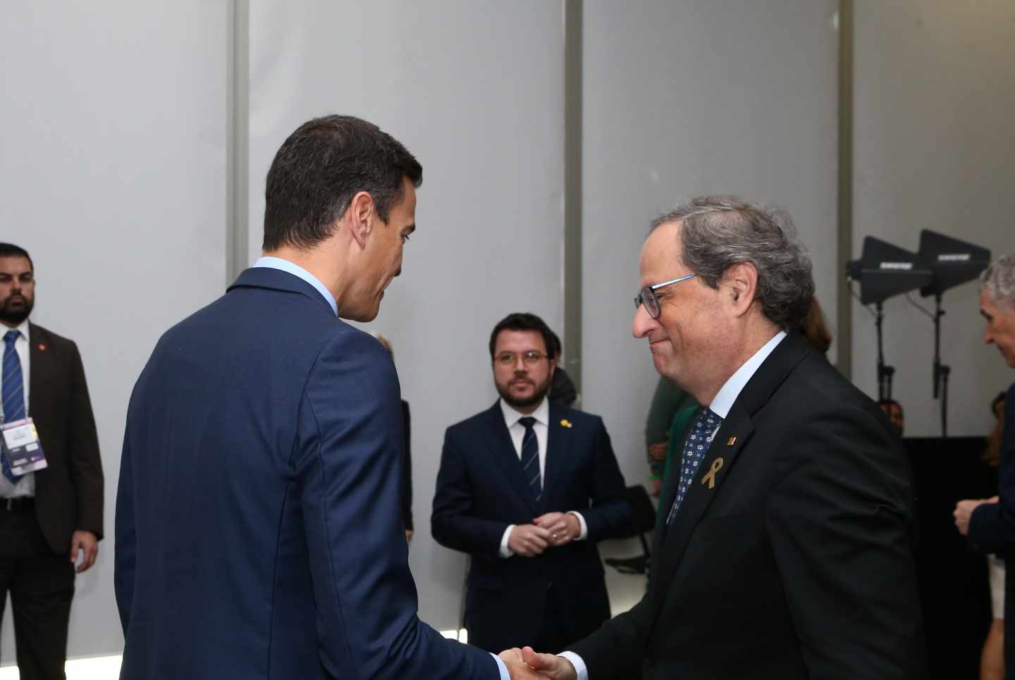 Pedro Sánchez y Quim Torra se saludan en el Mobile.