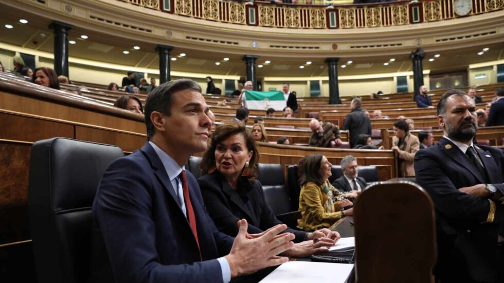 Pedro Sánchez y Carmen Calvo, en el Congreso.