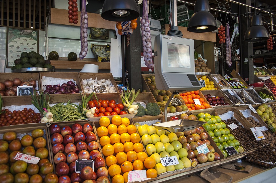 Stand de fruta en un supermercado.