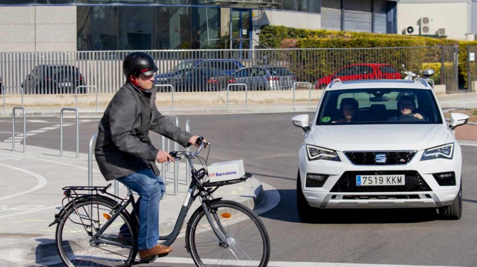 Una demostración del coche conectado de Telefónica y Seat.