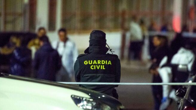 Un agente de la Guardia Civil de espaldas Un agente de la Guardia Civil de espaldas.