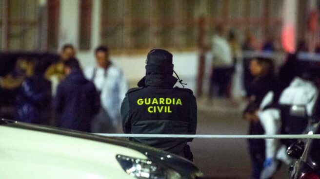 Un agente de la Guardia Civil de espaldas.