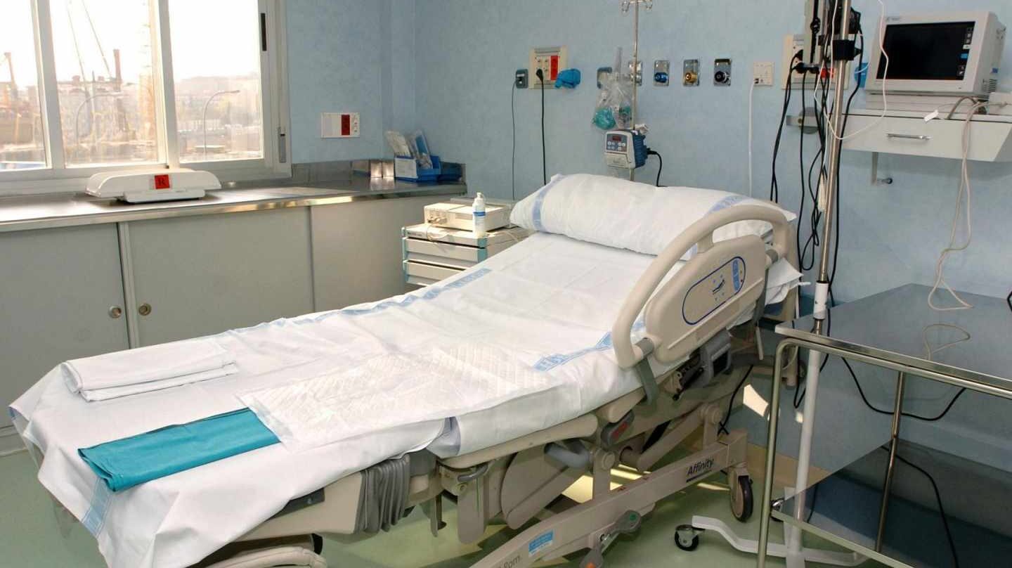 Una camilla en un hospital
