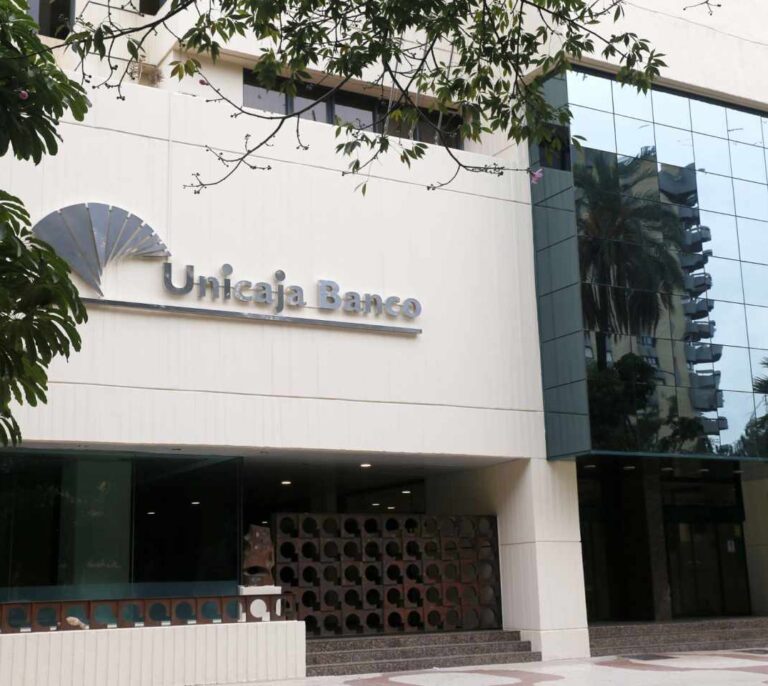 Unicaja gastará 180 millones en recortar 800 empleos ante su fusión con Liberbank