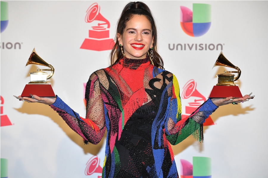 Uno de los looks que lució Rosalía en los Grammy Latinos.