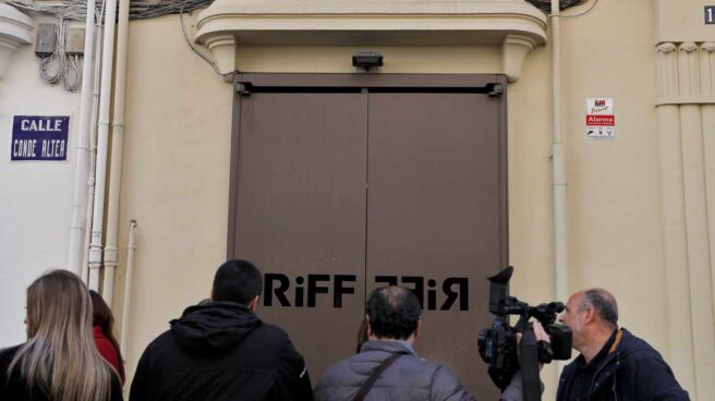 Varios cámaras de televisión y periodistas ante las puertas del restaurante Riff