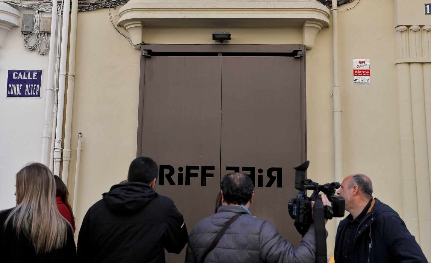 Varios cámaras de televisión y periodistas ante las puertas del restaurante Riff