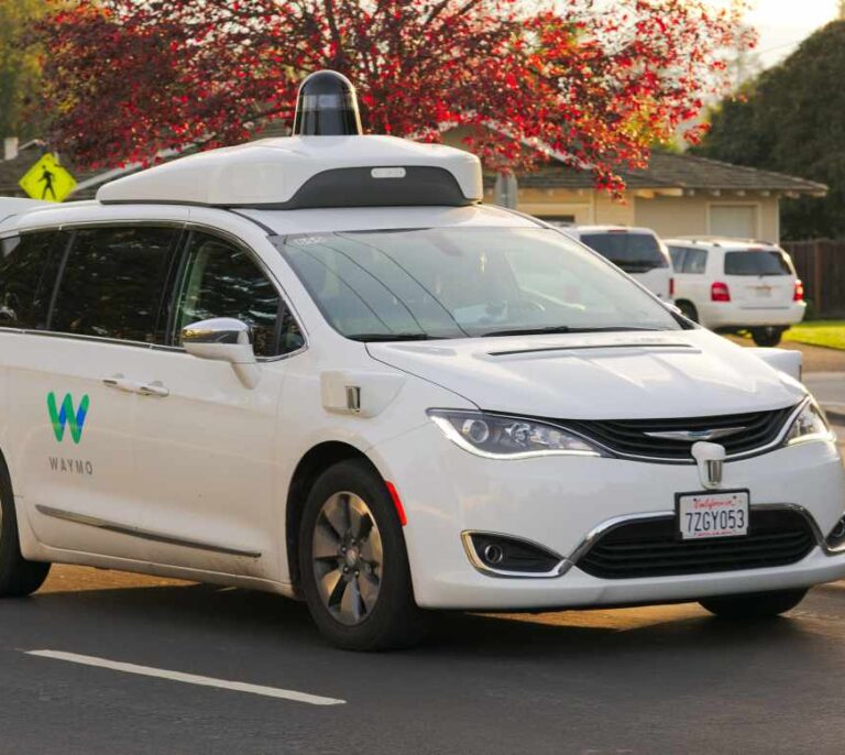 Renault, Nissan y Mitsubishi estudian aliarse con Google para desarrollar taxis autónomos