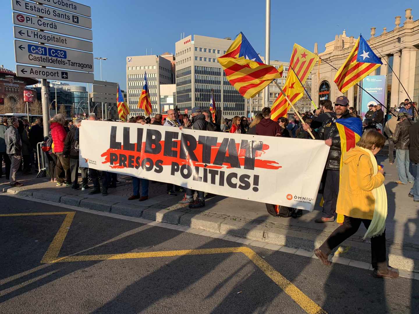 Manifestación en favor de la libertad de los políticos catalanes presos en las calles de Barcelona.