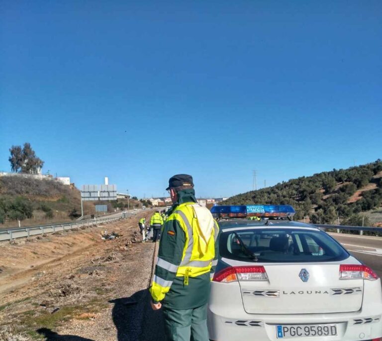 Mueren dos ocupantes de una moto tras chocar con un vehículo en Cangas