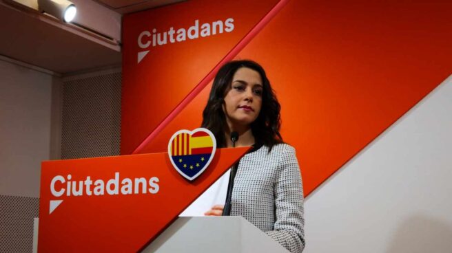 Arrimadas afirma que Sánchez se arrodilla ante quienes "violan derechos"