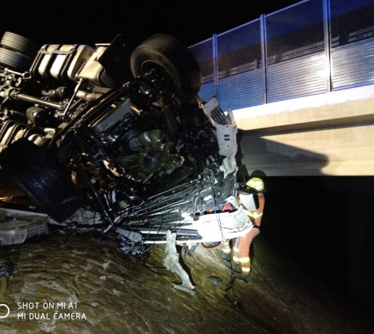 Muere un conductor al volcar dos camiones frigoríficos por el viento en Valencia