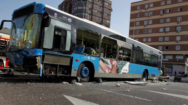 Cinco heridos en un aparatoso accidente de un autobús en Madrid