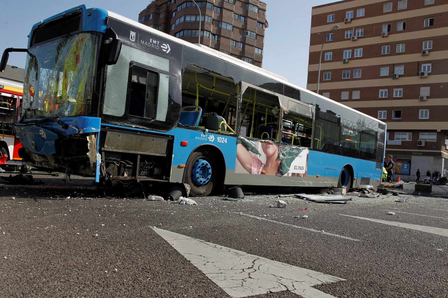 Restos del autobús accidentado.