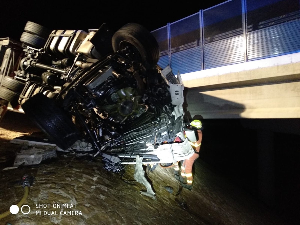 Muere un conductor al volcar dos camiones frigoríficos por el viento en Valencia