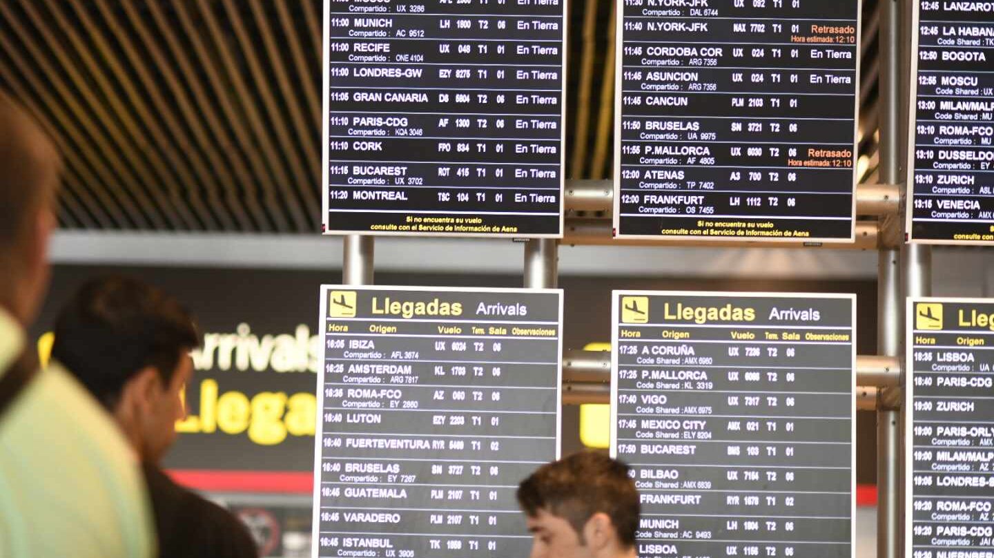 Pantalla con información de llegadas y salidas de vuelos en el aeropuerto de Madrid-Barajas.