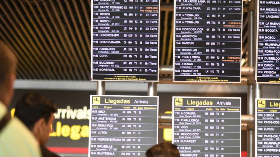 Pantalla con información de llegadas y salidas de vuelos en el aeropuerto de Madrid-Barajas.