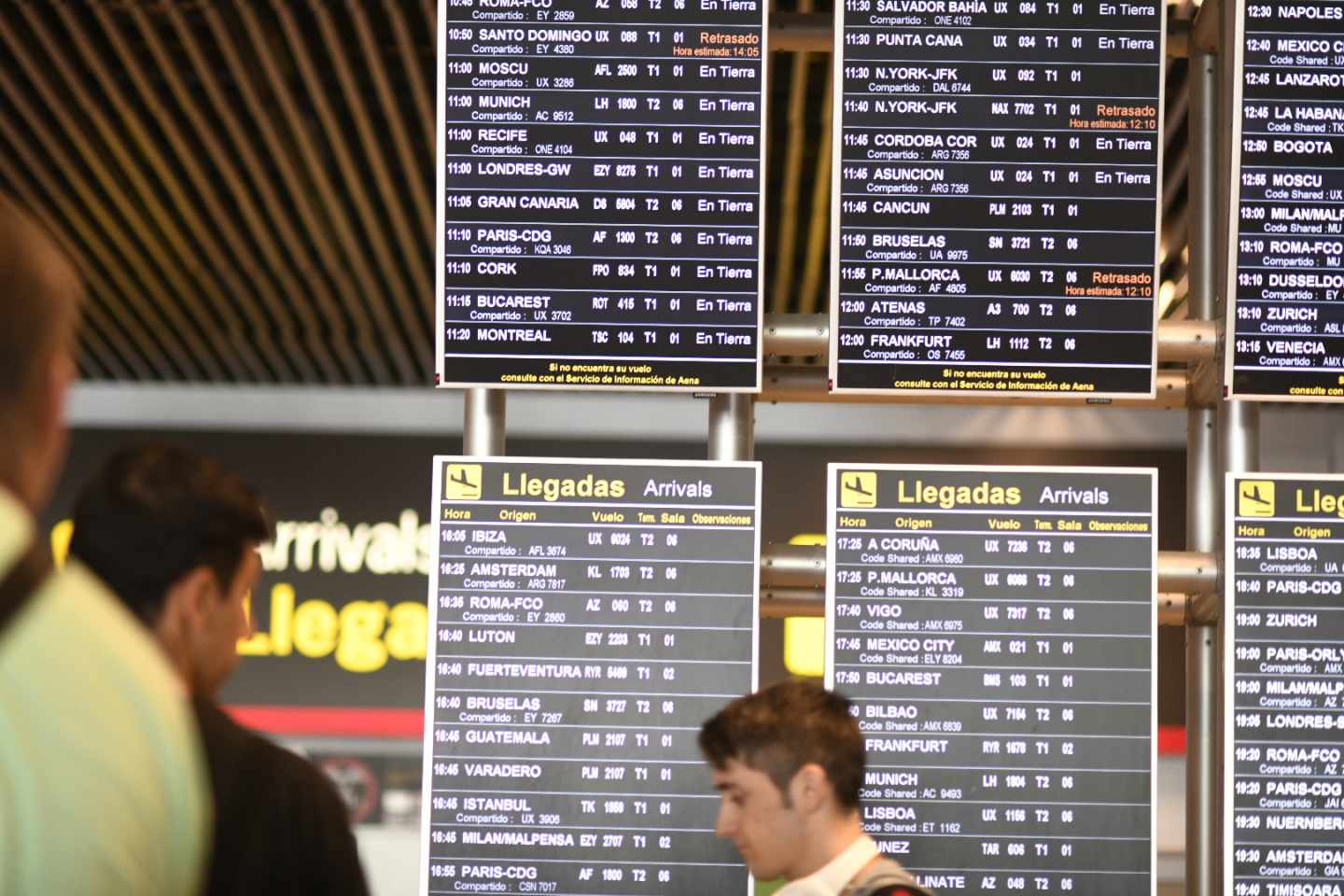 Pantalla con información de llegadas y salidas de vuelos en el aeropuerto de Madrid-Barajas.