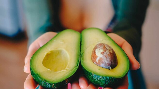 Aguacate abierto por la mitad
