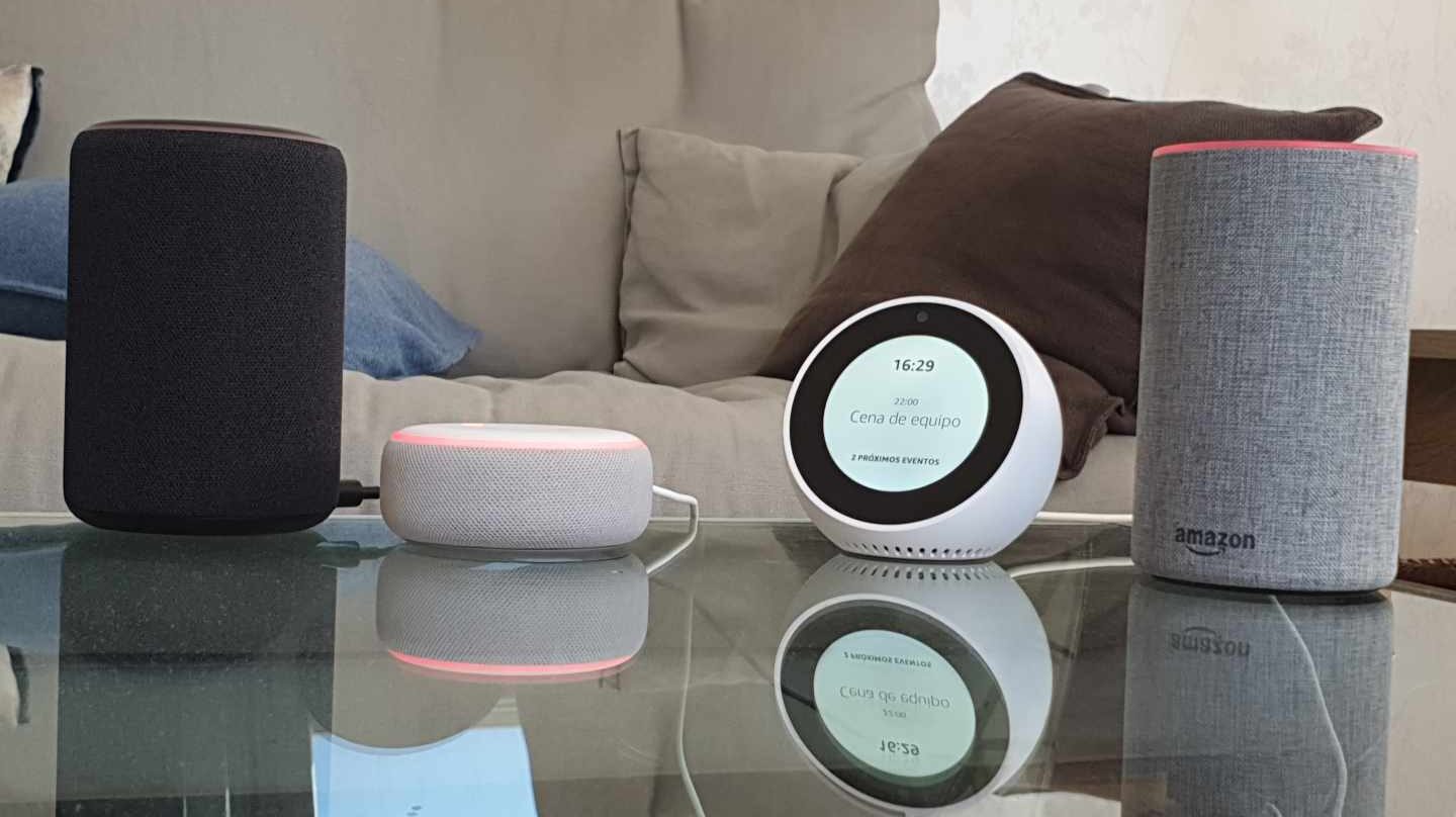 Imagen de un salón con el altavoz inteligente Amazon Echo.