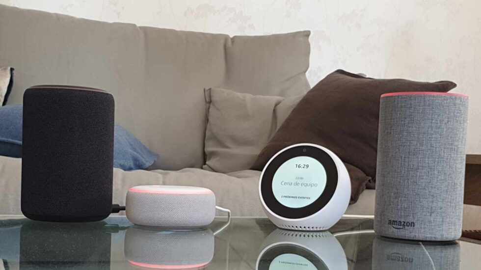 Imagen de un salón con el altavoz inteligente Amazon Echo.