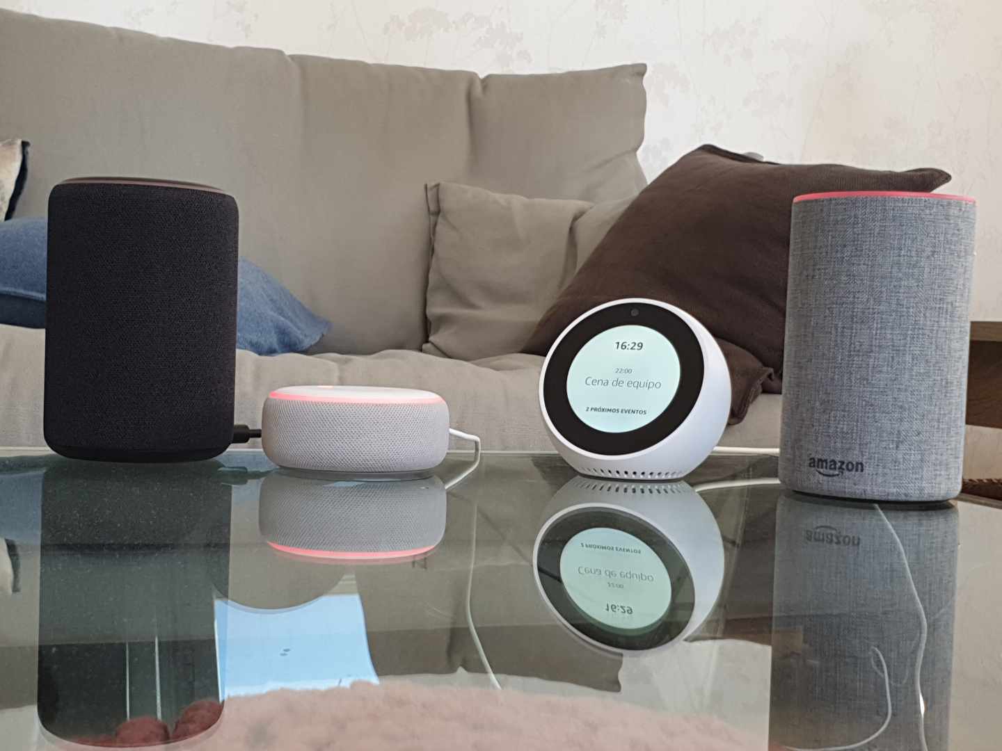 Imagen de un salón con el altavoz inteligente Amazon Echo.