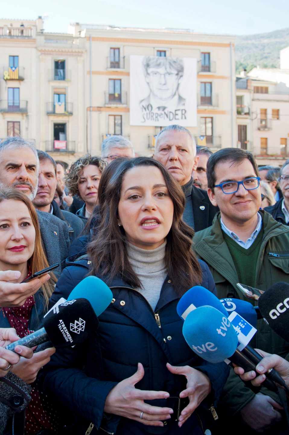 Inés Arrimadas, ante una gran pancarta con el rostro de Carles Puigdemont en Amer.