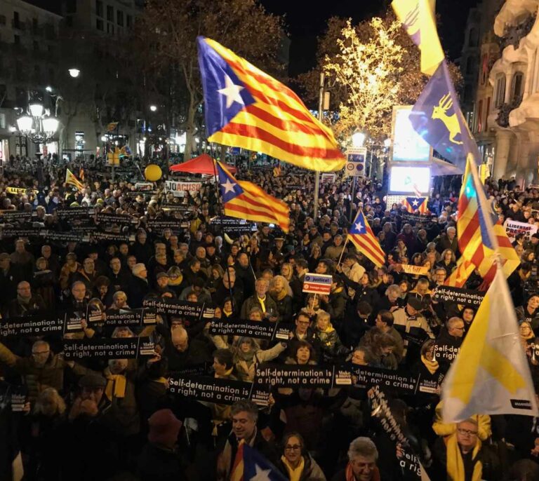 Miembros de la ANC tratan de asaltar la sede de la Comisión Europea en Barcelona
