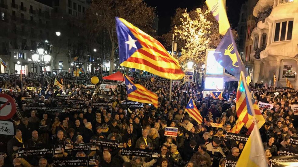 Miembros de la ANC, concentrados frente a la sede de la Comisión Europea.