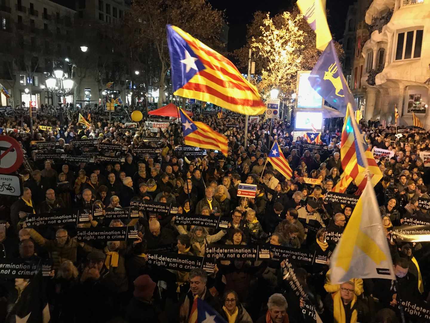 Miembros de la ANC, concentrados frente a la sede de la Comisión Europea.