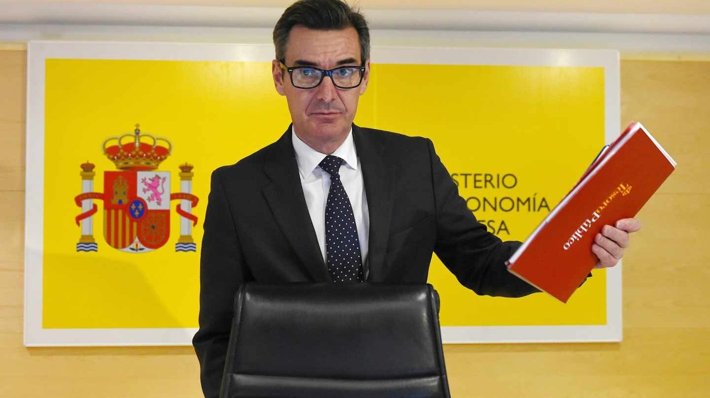 El Gobierno espera una mejora de rating tras el verano pese a Cataluña y el caos político.