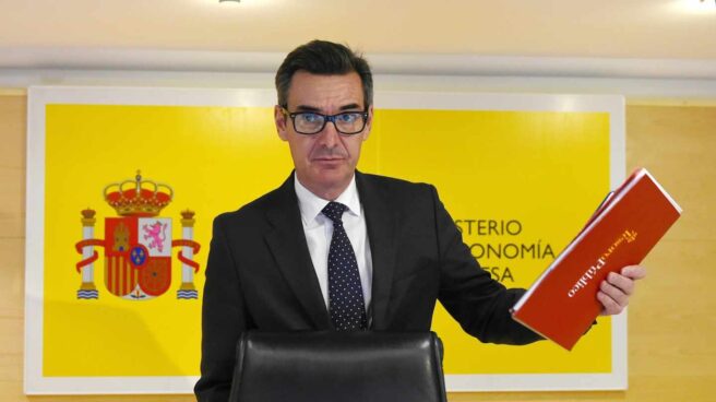 El Gobierno espera una mejora de rating tras el verano pese a Cataluña y el caos político.