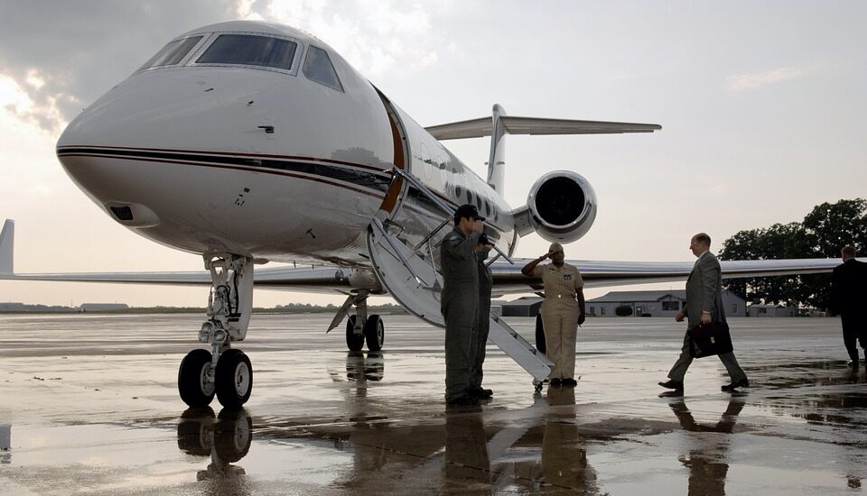 Un jet privado recoge a un directivo en un aeródromo.