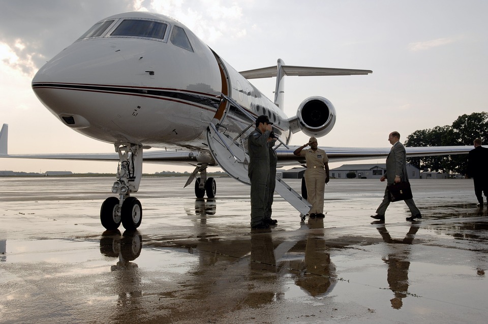 Un jet privado recoge a un directivo en un aeródromo.